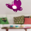παιδικό φωτιστικό σε σχήμα πεταλούδας και μωβ χρώμα που πετάει πάνω από το δωμάτιο
