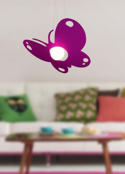 παιδικό φωτιστικό σε σχήμα πεταλούδας και μωβ χρώμα που πετάει πάνω από το δωμάτιο